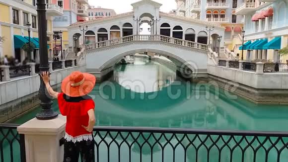 威尼斯多哈暮色中的游客视频的预览图