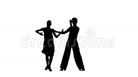 在白色背景上跳伦巴舞的情侣剪影专业舞蹈阿尔法频道视频的预览图