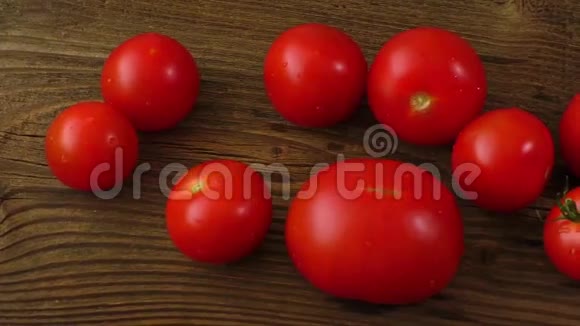 旧木桌上的红色西红柿视频的预览图