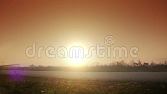 徒步旅行者在夕阳的背景下快速地流逝视频的预览图
