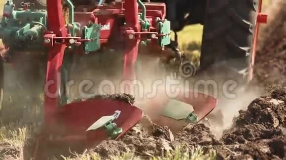 犁耕土地的拖拉机视频的预览图