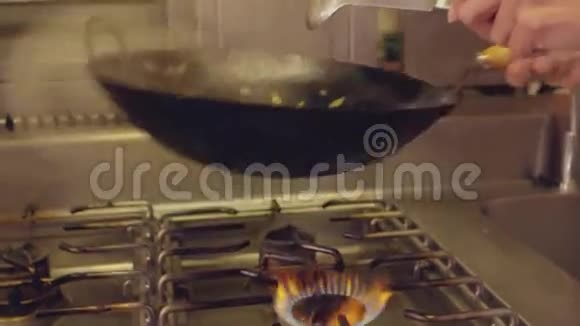 厨师辗转搅拌视频的预览图