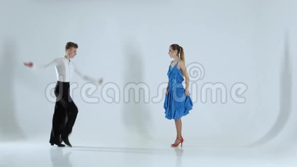 几个优雅的舞者在白色背景下表演伦巴舞影子视频的预览图