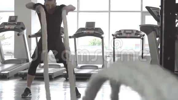 功能训练健身馆中有战绳的人视频的预览图