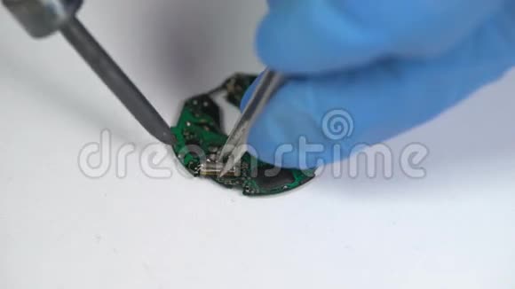 电子手表的修理焊接微型芯片和电路板视频的预览图