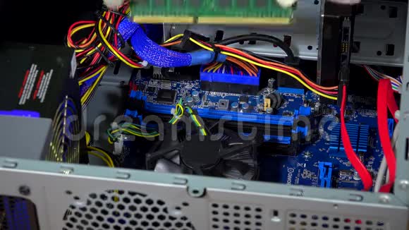 电脑专家手装RAM存储器模块视频的预览图