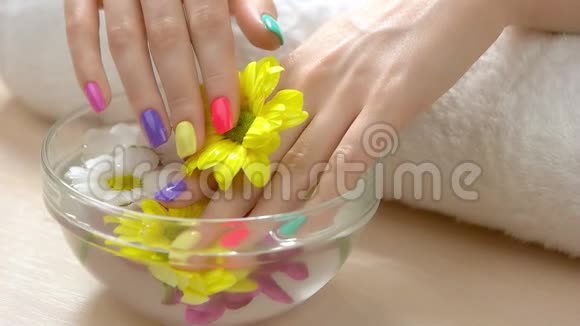精致的手和菊花水疗沙龙视频的预览图