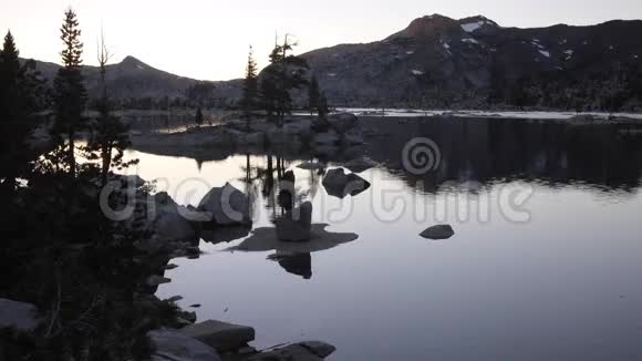 加利福尼亚州内华达山脉的日落和湖泊视频的预览图