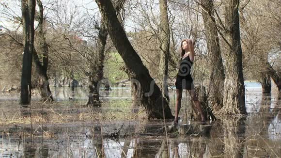 女性模特在洪水森林中投药视频的预览图