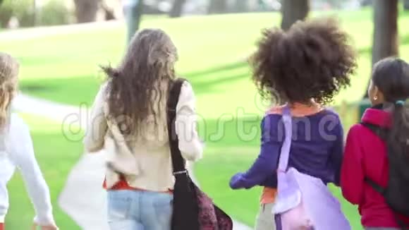 年轻女孩在公园里慢镜头奔跑视频的预览图
