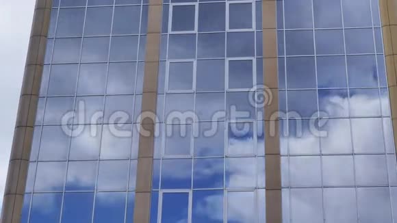 玻璃幕墙上的云反射现代办公楼时间流逝视频的预览图