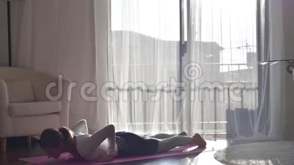健康的女人早上做瑜伽练习视频的预览图