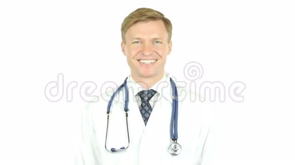 自信的医生对着镜头摆姿势微笑视频的预览图