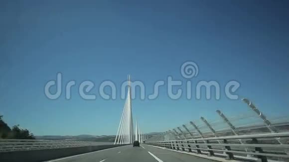 穿过米劳桥视频的预览图