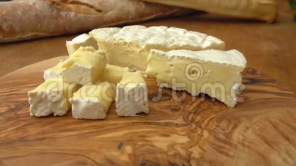 软布里奶酪块在乡村木板上视频的预览图