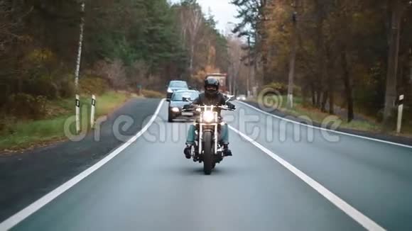 骑摩托车的活跃女孩复古风格快乐冒险的概念视频的预览图