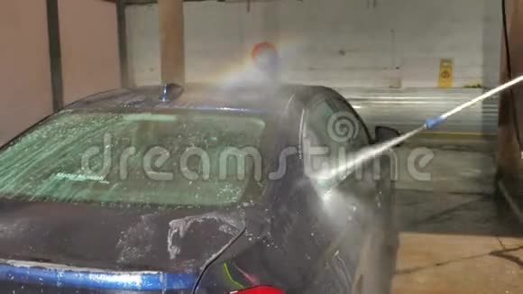 在水槽里洗蓝色轿车视频的预览图