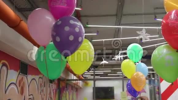 带彩色气球的生日派对装饰视频的预览图