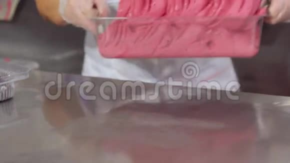 用覆盆子和黑醋栗装饰水果冰淇淋视频的预览图