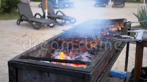 鸡串是由一位厨师在酒店的游泳池旁用蓝水煮在一个大烤架上的埃及视频的预览图