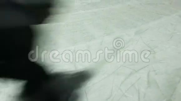 夜间清理冰场积雪的手动机器视频的预览图