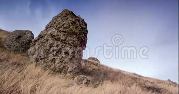 山腰上的岩石在飞云前视频的预览图