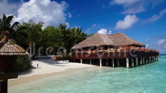 马尔代夫从大桥到海滩酒吧的景色视频的预览图