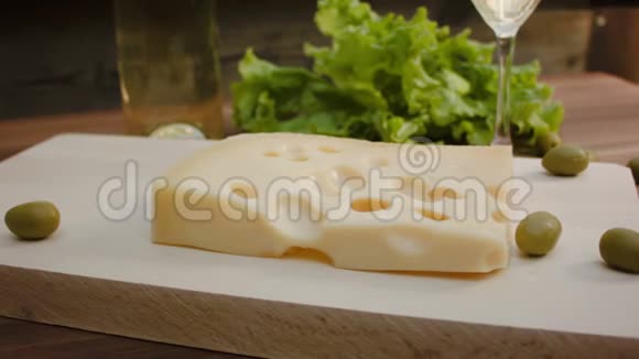 一块玛斯丹奶酪放在木板上视频的预览图