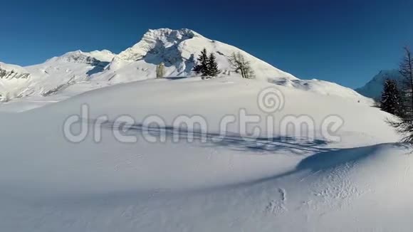 冬天的风景白雪覆盖的山脉空中景色飞翔视频的预览图