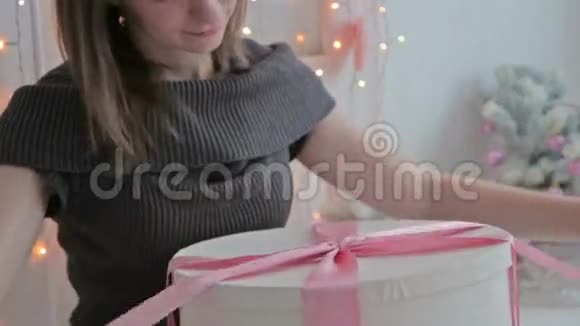 圣诞快乐的年轻女子系着蝴蝶结视频的预览图