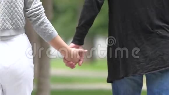 恋爱中的情侣在秋天公园散步慢慢慢慢视频的预览图