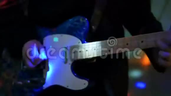 年轻人用电吉他弹得很近视频的预览图