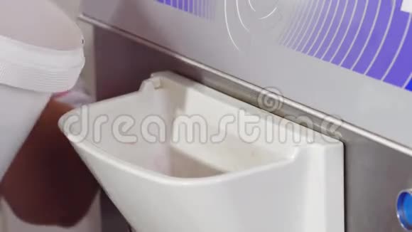 用水果混合物填充冷冻机冷冻冰淇淋视频的预览图