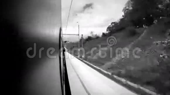 黑白镜头快速列车进入隧道并退出视频的预览图
