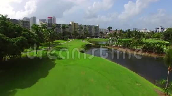 空中高尔夫球场视频3视频的预览图
