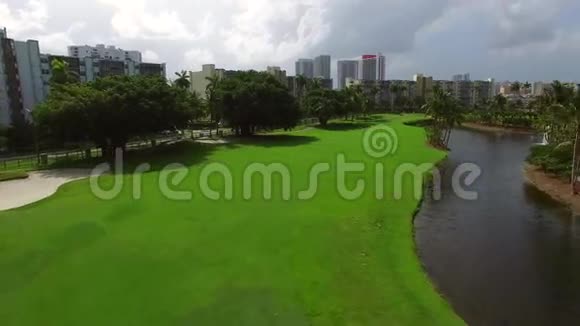 空中高尔夫球场视频2视频的预览图