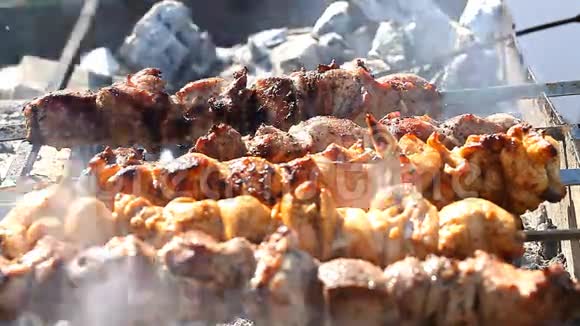 多汁的烤肉串用串烧起来视频的预览图