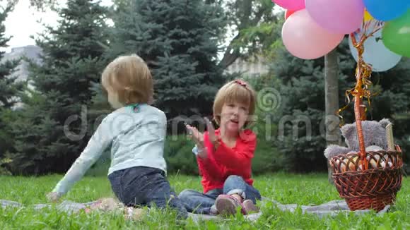 公园里有两个带气球的小女孩视频的预览图