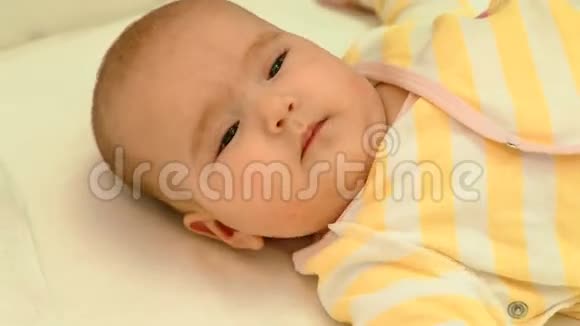 小可爱的新生婴儿躺在婴儿床上视频的预览图