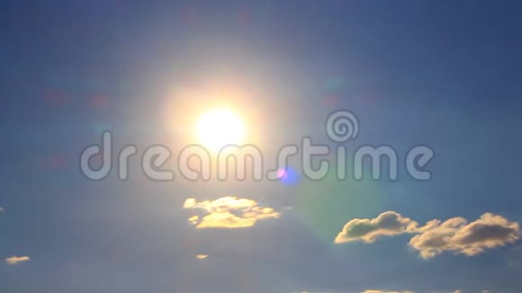 在蓝色背景上有云的发光太阳时间流逝视频的预览图