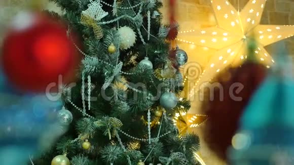 圣诞树上有玩具背景上有两颗星星视频的预览图