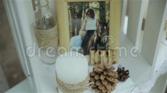 婚礼的细节美丽的花朵装饰蜡烛组成视频的预览图