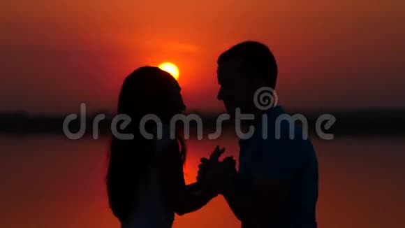 一对相爱的情侣在日落时跳萨尔萨舞视频的预览图