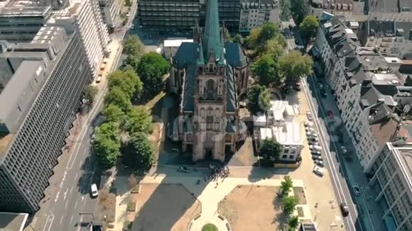 空中无人机视野德国杜塞尔多夫教堂圣彼得杜塞尔多夫全景视频的预览图
