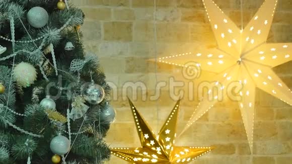 圣诞树上有玩具背景上有两颗星星视频的预览图
