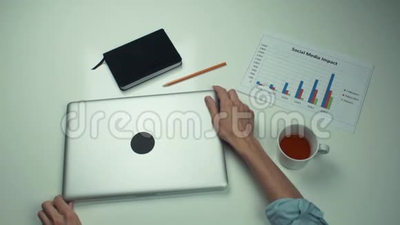 带有办公用品的桌面男士双手放置笔记本电脑和记事本视频的预览图