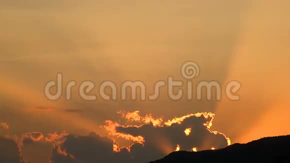 日落橙色浅黑色山体景观背景为文字视频的预览图