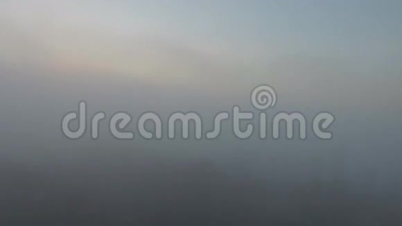 布拉格雾上的鸟瞰图视频的预览图
