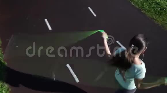 一个女孩正在体育场的跑步机上跳绳视频的预览图