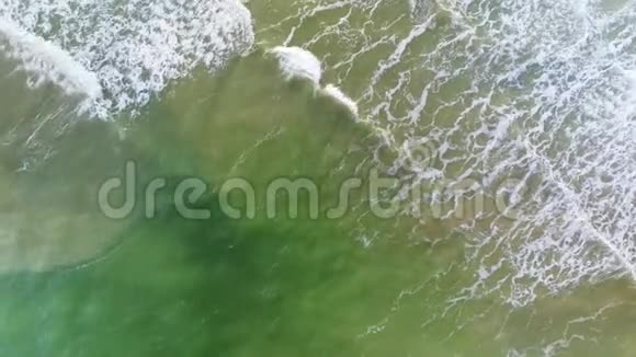 海上波浪的空中景观视频的预览图
